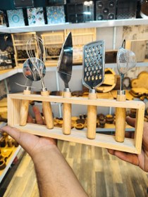 تصویر ابزارآشپزخانه 5پارچه به همراه استند چوبی 5-piece kitchen tools with a wooden stand