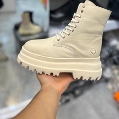 تصویر چکمه زمستانی مدل بوت کرم جلو بندی Winter boots with frontal cream boots