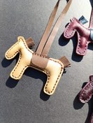 تصویر چارم بگ و آویز چرمی اسب Charm bag