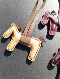 تصویر چارم بگ و آویز چرمی اسب Charm bag