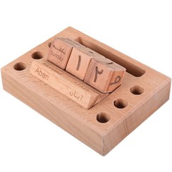 تصویر تقویم چوبی دنا | تقویم مکعبی با جای خودکار و فضای یادداشت | چوب راش طبیعی 