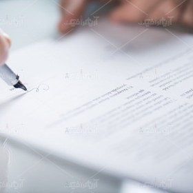 تصویر عکس با کیفیت در حال امضا کردن 