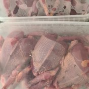 تصویر گوشت کبوتر چاهی ارگانیک در بسته های 3 عددی پاک شده در ظروف یکبار مصرف . 