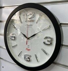 تصویر ساعت دیواری سیتیزن گرد قیمت مناسب - مشکی اعداد نقره ای 