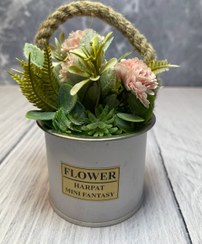 تصویر گلدان فلزی دسته‌دار گل مصنوعی 