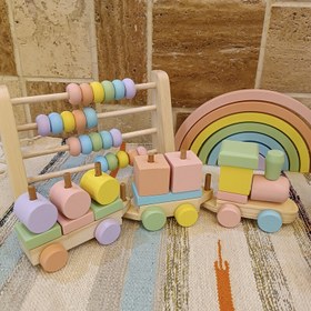تصویر قطار چوبی چرخدار و متحرک رنگ شده مناسب سیسمونی و اسباب بازی کودک رنگاچوب 