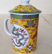 تصویر ماگ چینی درب دار طرح اژدها زمینه زرد 