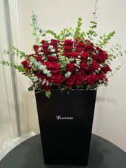 تصویر باکس 50سانت مشکی با 40 شاخه رز هلندی قرمز 