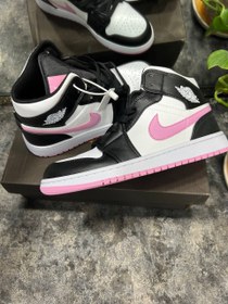 تصویر نایک ایر جردن ۱ ساقدار سفید مشکی تیک صورتی Nike jordan 1 mid GS 