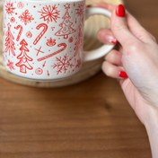 تصویر ماگ سرامیکی برجسته کریسمسی کاج و دسته آبنباتی و دونه برف - آبنباتي قرمز 