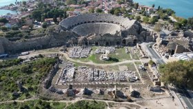 تصویر دانلود فوتیج نمای هوایی از یک آمفی تئاتر قدیمی در ترکیه Aerial View Of An Amphitheater In Turkey 