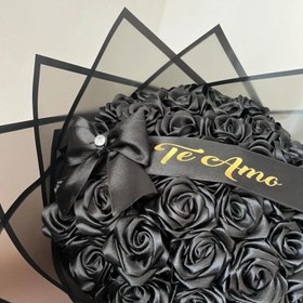 تصویر دسته گل رز ربانی مشکی ۳۵ شاخه با کاغذ مشکی 35-Stem Black Ribbon Rose Bouquet with Black Wrapping