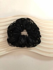 تصویر کش مو اسکرانچی زنانه مدل ساتن با تزئین تور تک رنگ مشکی Scrunchy hair band