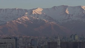 تصویر فوتیج منظره شهر تهران، پایتخت ایران، در زمینه کوهستانی بزرگ 