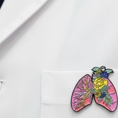 تصویر سنجاق سینه ریه گلدار رنگی 