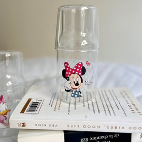 تصویر بطری آب کنار تخت 