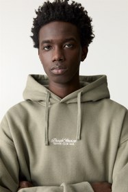 تصویر سویشرت کلاهدار با طرح گلدوزی شده تنیس کلاب برند PullAndBear Tennis Club işlemeli ve kapüşonlu sweatshirt