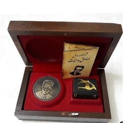 تصویر مدال برنزی (روکش طلا) با جعبه سخنگو صادق هدایت 