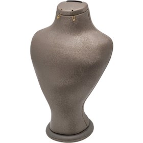 تصویر مانکن چرم طوسی با جای گوشواره،دستبند،زنجیر و پلاک