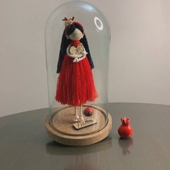 تصویر عروسک مکرومه‌ای داخل شیشه قرمز 