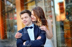 تصویر عکس با کیفیت عروس در حال بغل کردن داماد 