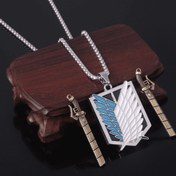 تصویر گردنبند استیل آرم اتک آن تایتان با شمشیرهای مانور 