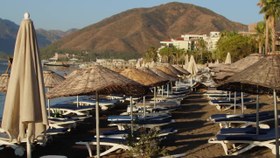 تصویر دانلود فوتیج ساحل خالی در پرتوهای طلوع خورشید An Empty Beach In The Rays Of Sunrise 