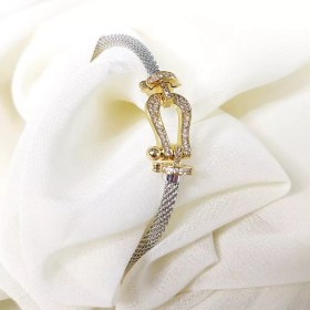 تصویر دستبند نعل طلایی 