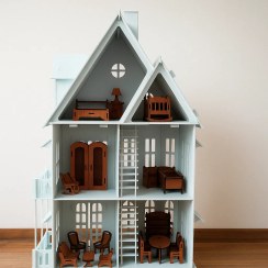 تصویر خانه اسباب‌بازی عروسکی سه‌طبقه MDF با لوازم کامل 