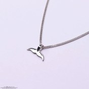تصویر گردنبند نقره مینیمال دم نهنگ 