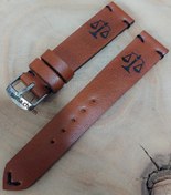 تصویر بند ساعت چرم طبیعی با حک ترازوی عدالت - ۲۱ / قهوه‌ای تیره 