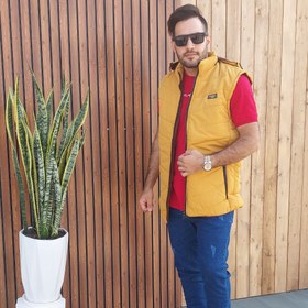 تصویر پافر مردانه کلاهدار رنگ خردلی اسپرت شیک Mens hooded puffer with a stylish mustard color