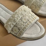 تصویر صندل زنانه تزیینی با نخ و نوار گلدوزی 