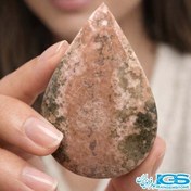 تصویر سنگ رودونیت راف | نماد عشق و سرزندگی | کلکسیونی و دکوری 