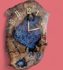 تصویر ساعت دیواری رستیک دفرمه تلفیق چوب بلوط ورزین اپوکسی سایز۳۵×۵۰ 