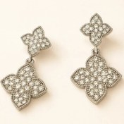 تصویر گوشواره کلاور (گل چهار برگ) نقره‌ای رنگ ثابت 