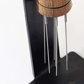 تصویر نیدل استند دار چوبی 