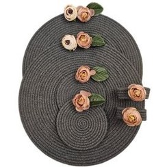 تصویر زیربشقابی مدل گل به همراه زیرلیوانی و حلقه دستمال مجموعه ۶ عددی 