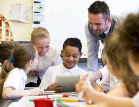 تصویر عکس با کیفیت معلم در کنار بچه های کلاس با لبخند 