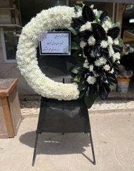 تصویر تاج گل ترحیم مسجد پیامبر اعظم | با گل های گلایل و آنتریوم هلندی در ارتفاع ۲ متر روی پایه چوبی 