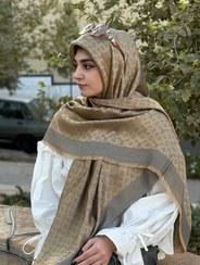 تصویر روسری نخ ابریشم ژاکارد لمه قواره ۱۴۰طرح لویی ویتون - طلایی سورمه ای 