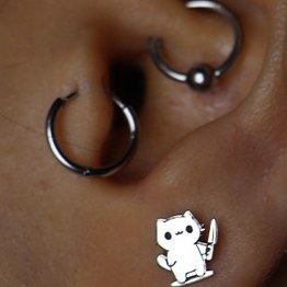 تصویر پیرسینگ نقره گربه چاقویی 