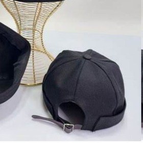 تصویر کلاه کتان لئون با گلدوزی کلاه کتان لئونی با گلدوزی یک کلاه گرد بدون نقاب از جنس کتان ۱۰۰% طبیعی است که لبه آن به سمت بالا تا خورده و با طرح‌های گلدوزی‌شده تزئین شده. فری‌سایز با بند چسبی قابل تنظیم (۵۶-۶۰ سانتی‌متر دور سر)، مناسب مردانه، زنانه و حتی بچه‌گانه (از ۱۲ سال به بالا). وزن سبک حدود ۱۰۰-۱۵۰ گرم، با رنگ‌بندی متنوع (مشکی، کرم، زرد، سبز فسفری، خاکستری) و شبکه تنفسی برای گردش هوا. این کلاه ضد حساسیت و قابل شستشو است و برای بهار/تابستان ایده آل است.