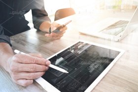 تصویر عکس با کیفیت کار با تبلت 