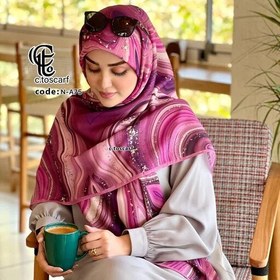 تصویر روسری طرح رزین سرخابی قواره 140 جنس با کیفیت نخ کاستوم 