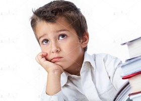 تصویر عکس با کیفیت پسربچه متفکر و ناراحت 