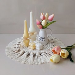 تصویر ست دکوری جلو مبلی با رومیزی مکرومه و شمع تزئینی مدل روبیک 