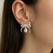 تصویر گوشواره مرواریدی نقره ای پاپیون کد GO1-0083 