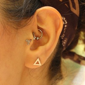 تصویر پیرسینگ نقره مثلث 