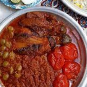 تصویر خورشت بادمجان با گوشت چرخ کرده با پلو زعفرانی 